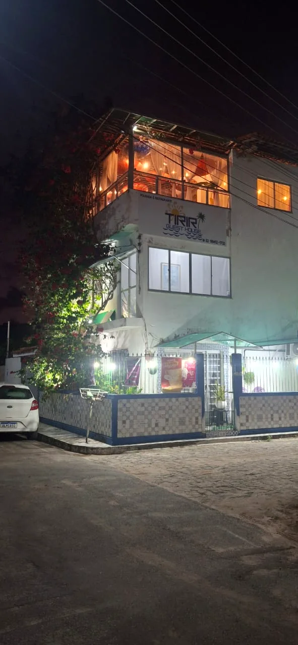 Fachada da pousada à noite