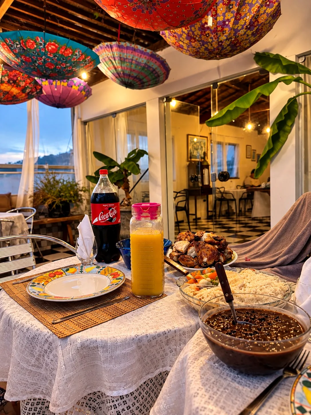 Mesa servida na varanda decorada da pousada