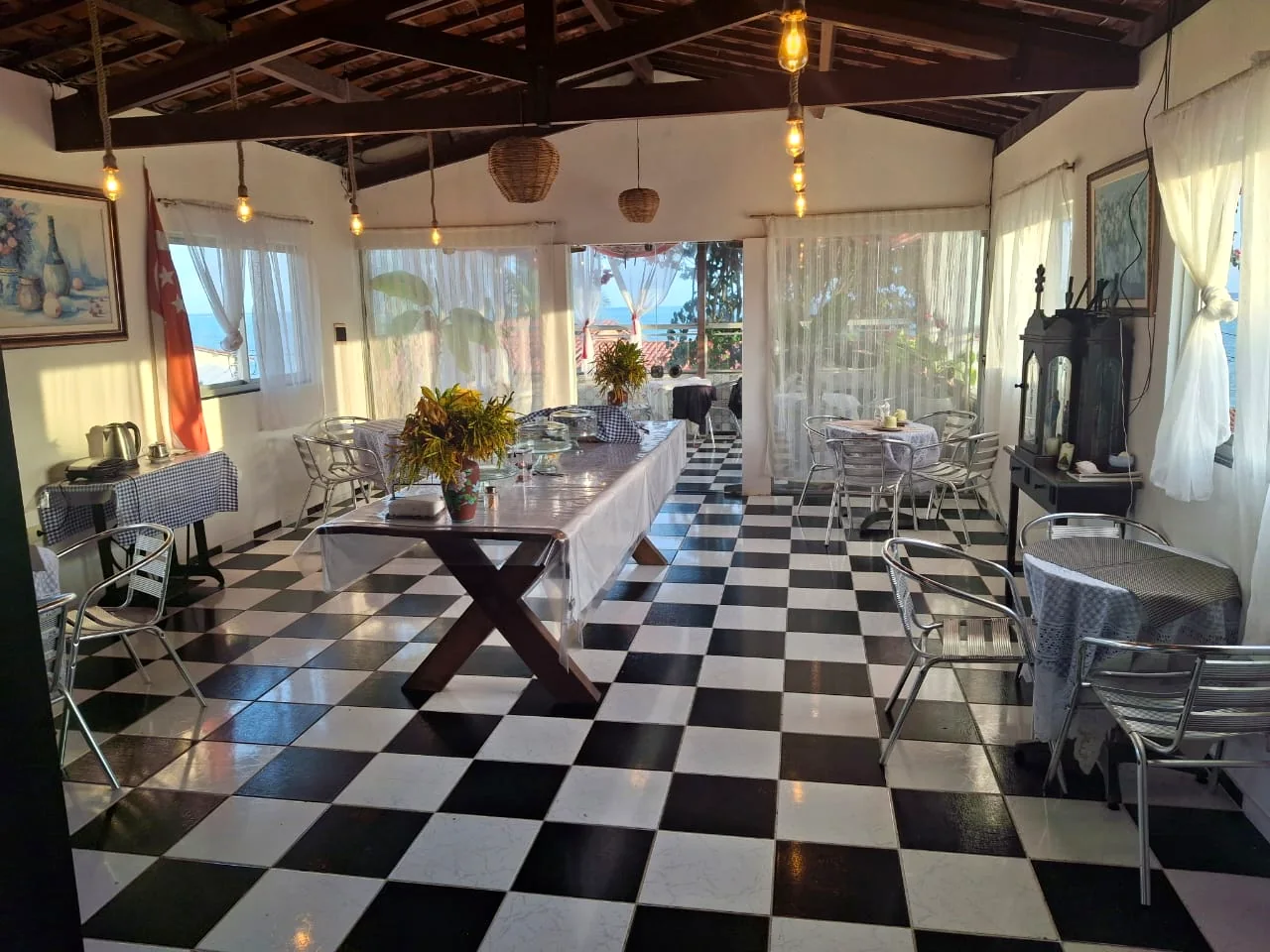 Ambiente de refeições da Tiriri Guest House